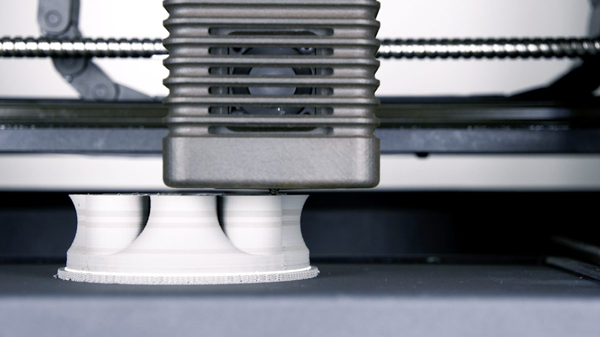 Ein 3D-Drucker für Metallextrusion in Aktion