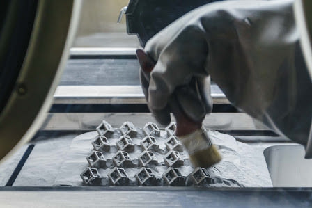 Ein DMLS-/SLM-3D-Metalldrucker in Aktion