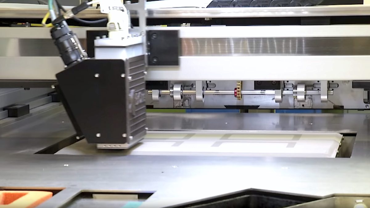 Eine Metallbinder-Strahlauftragmaschine in Aktion